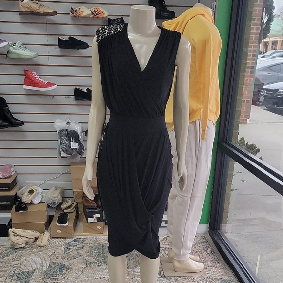 Dresses & Skirts - Elegant Black Sleeveless Dress